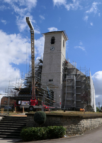 L'église de Saint-Hilaire en attente d'un nouveau clocher, photo Y. Bessero