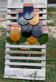 Exposition des tuiles colorées, photo Y. Bessero