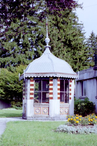 Clocheton sur un kiosque de l'école du Sacré-Coeur à Vercel, photo B. Lamblin