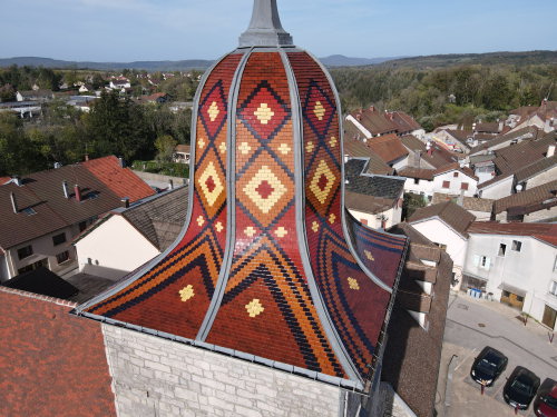 Le clocher de l'église de Clairvaux-les-Lacs, photo E. Rey