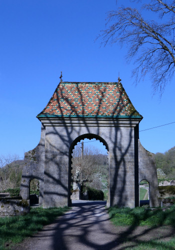 Portail d'une entrée du domaine de Bournel, photo Y. Bessero