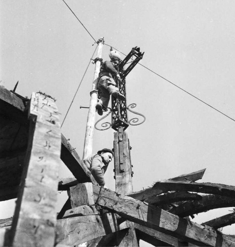 Chalèze, mise en place du coq en 1959, photo B. Faille