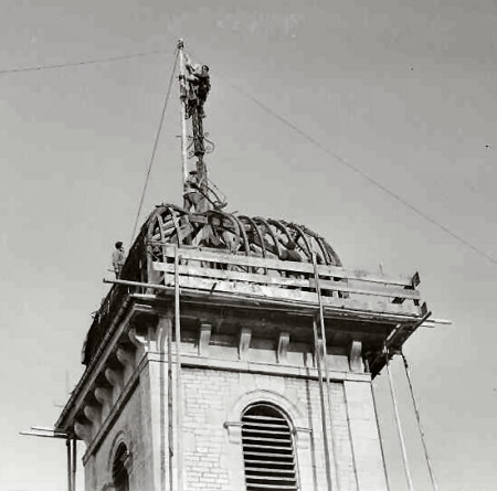 Chalèze, mise en place du coq en 1959, photo B. Faille