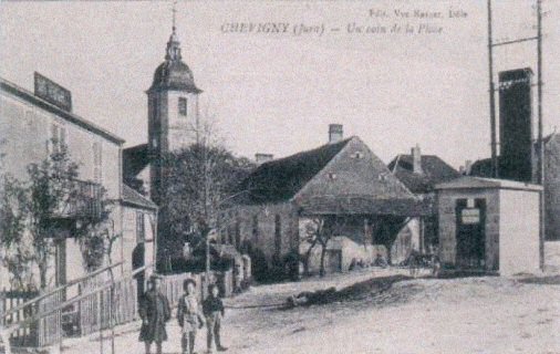 L'église de Chevigny au début du XXème siècle avec son clocher à l'impériale