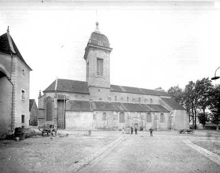 L'église de Pesmes vers 1900, document du Ministère de la Culture