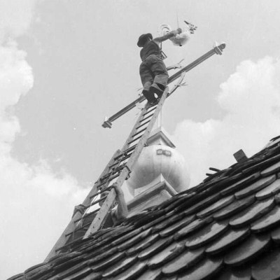 Saône, pose du coq en 1959, photo B. Faille