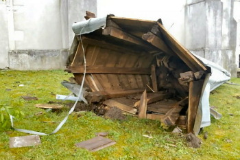 La flèche du clocher tombée au sol