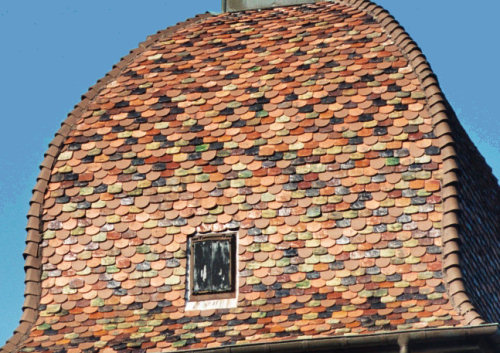 Détail du motif de tuiles du clocher de l'église d'Abelcourt, photo J. Menneret