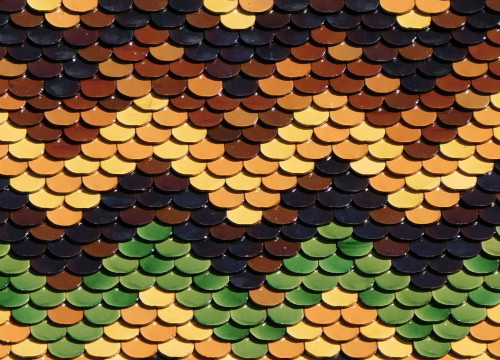 Détail du motif de tuiles de l'église d'Ailloncourt, photo Y. Bessero