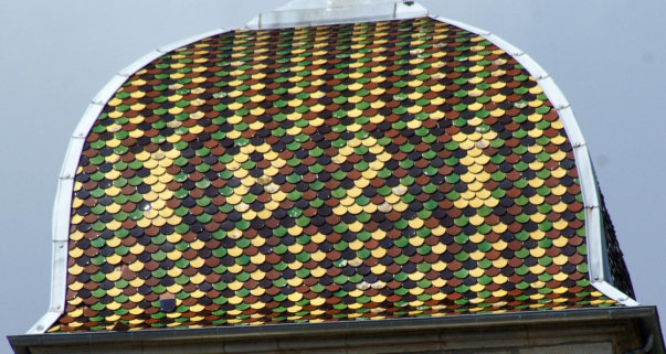 Motifs de tuiles du clocher d'Amagney, photo J. Masset