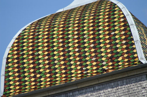 Motifs de tuiles du clocher d'Amagney, photo J. Masset