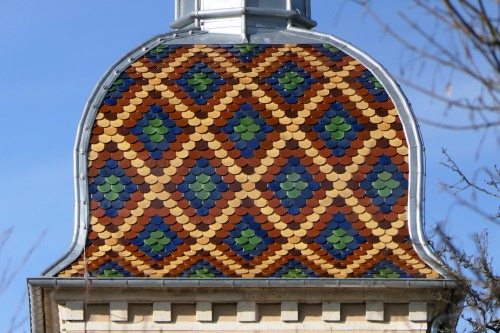 Détail du motif de tuiles du clocher de l'église d'Ancier, photo Y. Bessero