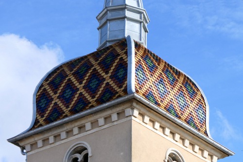 Détail du motif de tuiles du clocher de l'église d'Ancier, photo Y. Bessero
