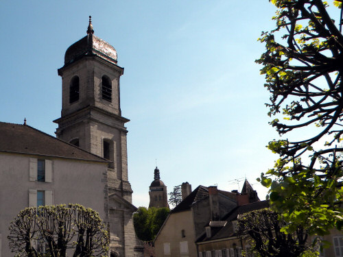 L'ancienne collégiale et au fond le clocher de l'église St Just, photo D. Bion
