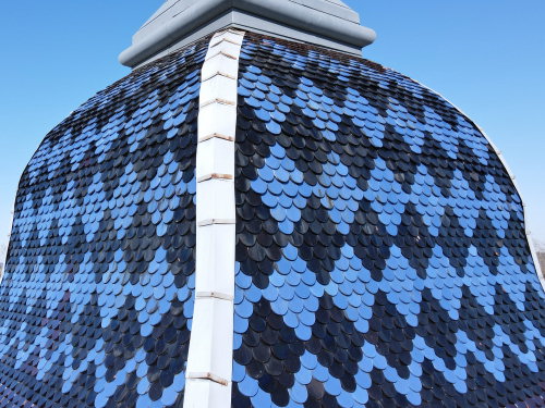 Détail du motif de tuiles du clocher de l'église d'Argillières, photo E. Rey