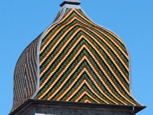 Motif de tuiles du clocher de l'église d'Arlay, photo M. Morlin