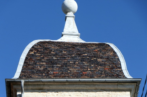 Détail du motif de tuiles de l'église d'Aubigney, photo Y. Bessero