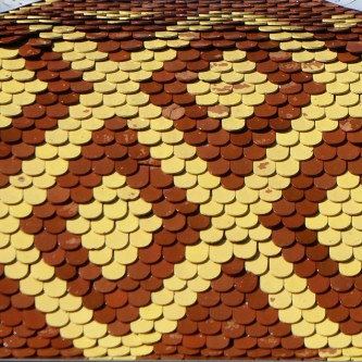 Détail du motif de tuiles de l'église d'Aubigney, photo Y. Bessero