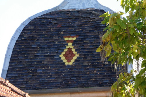 Détail du motif de tuiles de l'église d'Aubigney, photo Y. Bessero
