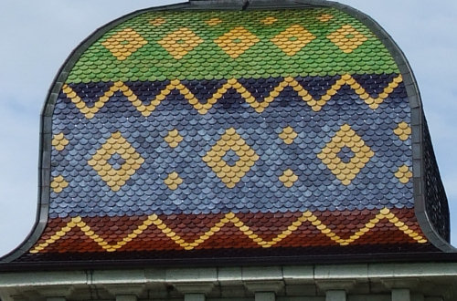 Détail du motif de tuiles du clocher de l'église d'Aubonne, photo M. Taland