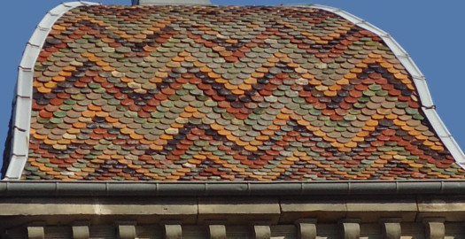 Détail du motif de tuiles du clocher de l'église d'Augicourt, photo E. Ozenne