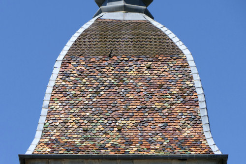 Détail du motif de tuiles de l'église d'Authoison, photo Y. Bessero