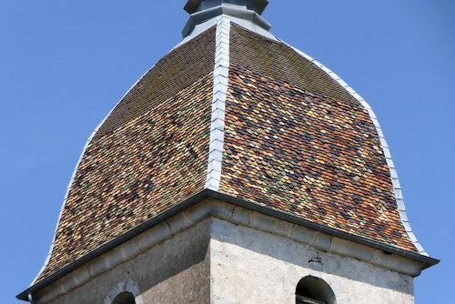 Détail du motif de tuiles de l'église d'Authoison, photo Y. Bessero