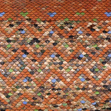 Détail du motif de tuiles du clocher de l'église d'Autoreille, photo Y. Bessero