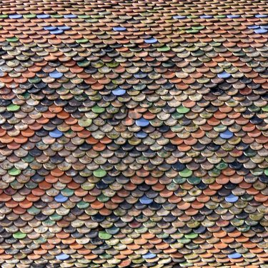 Détail du motif de tuiles du clocher de l'église d'Autoreille, photo Y. Bessero