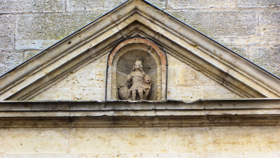 Détail statuette au dessus du porche de'église d'Auvet-et-la-Chapelotte, photo D. Bion