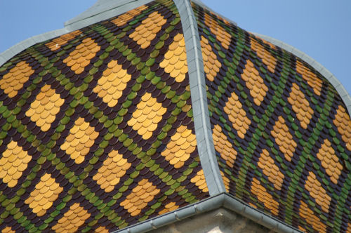 Détail du motif de tuiles de l'église d'Auxon-Dessus, photo J. Masset