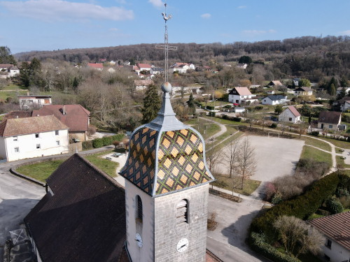 Détail du motif de tuiles du clocher de l'église d'Auxon-Dessus, photo E. Rey