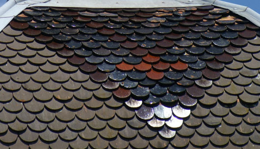 Motif de tuiles de l'église d'Auxon-Dessous, photo J. Masset