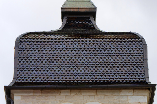Détail des tuiles du clocher de l'église de Bannans, photo Y. Bessero