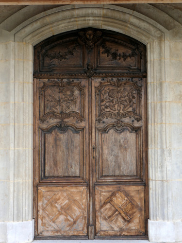 Porte d'entrée de l'église de Bannans, photo Y. Bessero