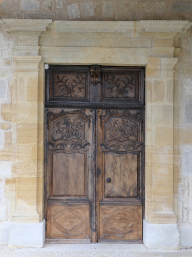 Porte latérale de l'église de Bannans, photo Y. Bessero