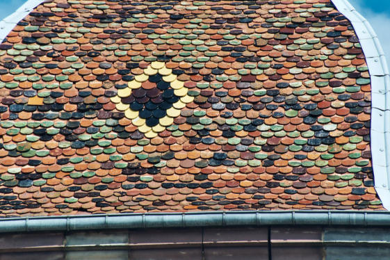 Détail du motif de tuiles de l'ancien clocher de l'église de Baudoncourt en 2003, photo J. Menneret