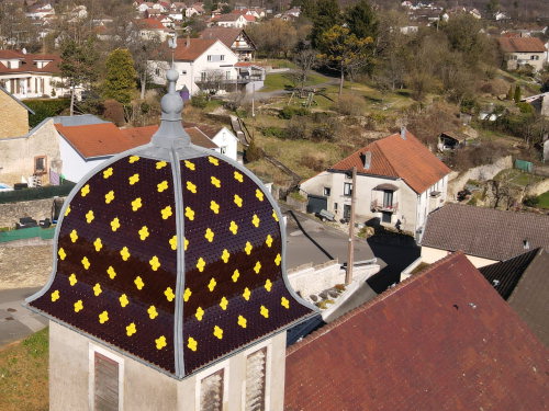 Détail du motif de tuiles du clocher de l'église de Bavans, photo E. Rey