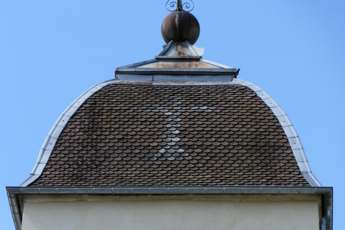 Détail du motif de tuiles du clocher de l'église de Beaumotte-lès-Pin, photo Y. Bessero