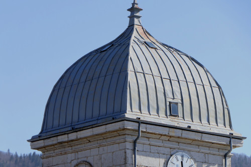 Détail de la couverture du clocher de l'église de Belleydoux, photo Y. Bessero
