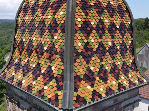 Détail du motif de tuiles du clocher de l'église de Belverne, photo E. Rey