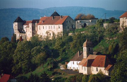 L'église et le chateau de Belvoir, photo J. Masset