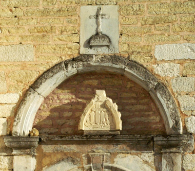 Détail du porche de l'église de Belvoir, photo J. Masset