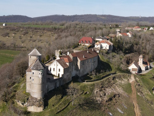 Le château et l'église de Belvoir, photo E. Rey