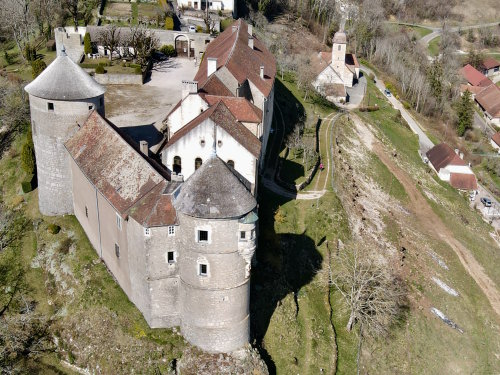Le château et l'église de Belvoir, photo E. Rey