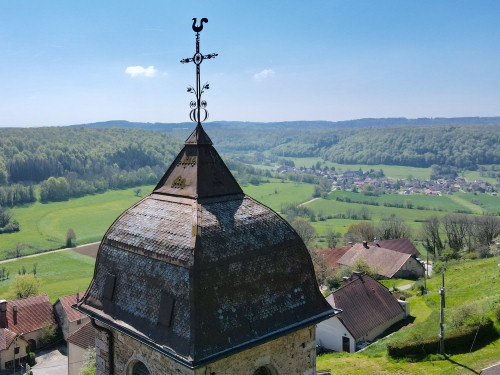 Le clocher de l'église de Belvoir, photo E. Rey