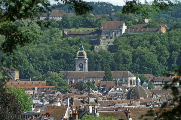 La cathédrale Saint-Jean et l'église St Maurice, photo J. Masset