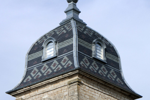Détail du motif de tuiles du clocher de l'église de Bouclans, photo Y. Bessero
