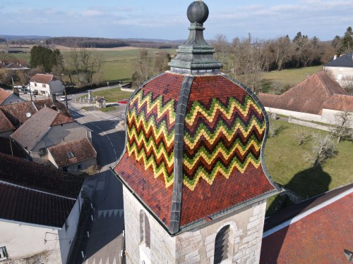 Détaildu motif de tuiles du clocher de l'église de Boulot, photo E. Rey