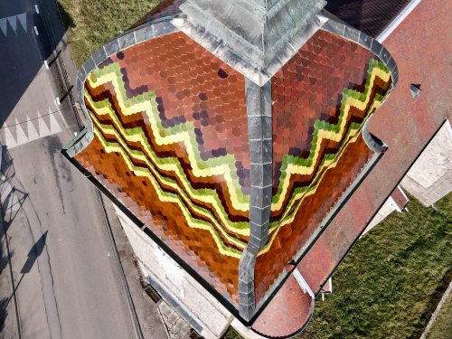 Motif de tuiles du clocher de l'église de Boulot, photo E. Rey